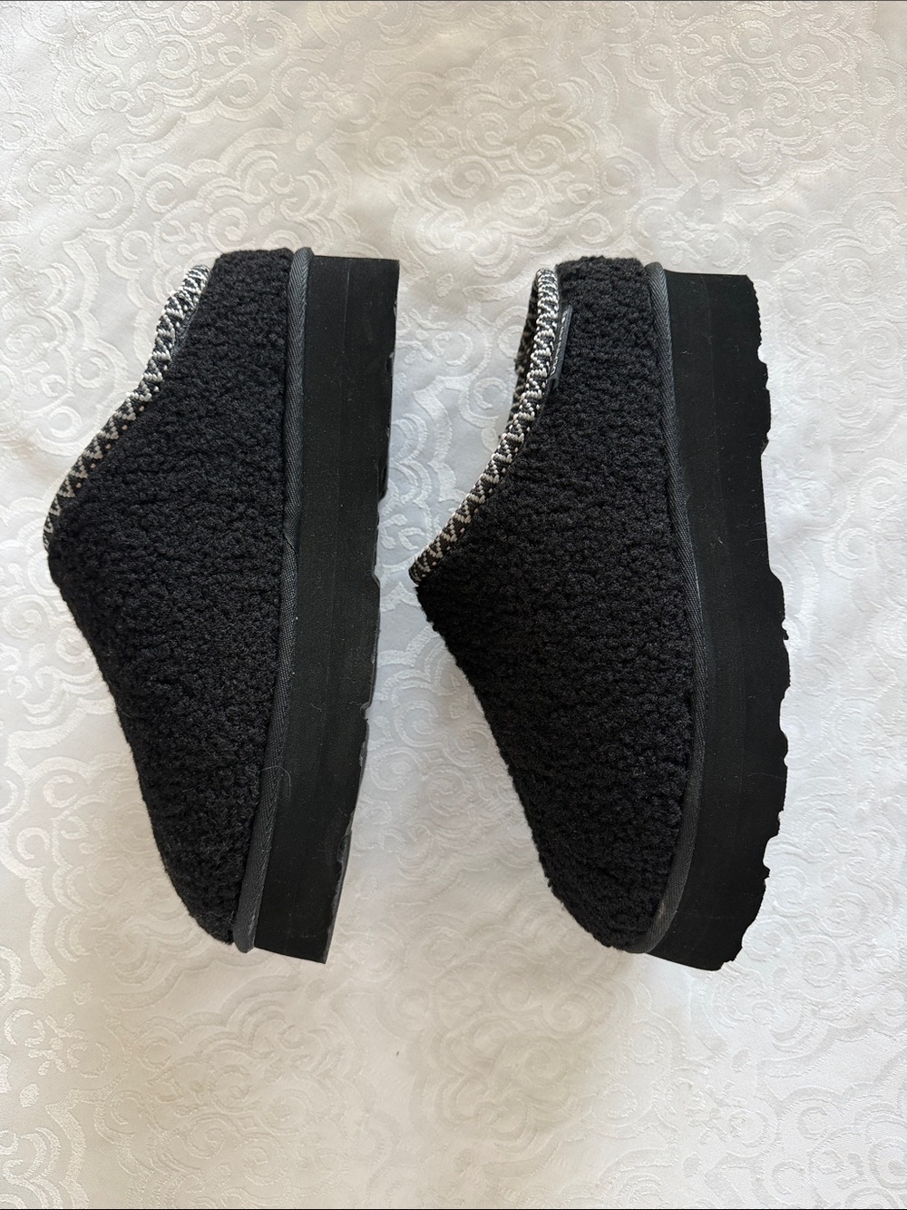 Bearpaw Cozy Black Sherpa Slip-On - Picture 4 of 16